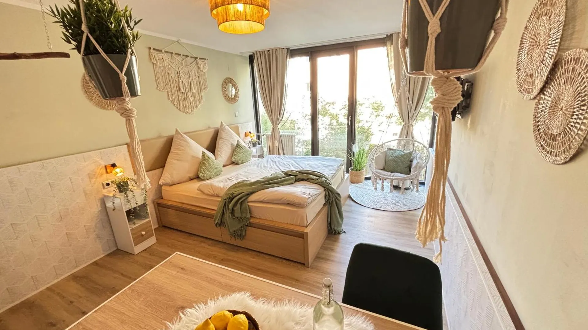Bohemian Chic Sage Dreams - Munich Central Station Apartment