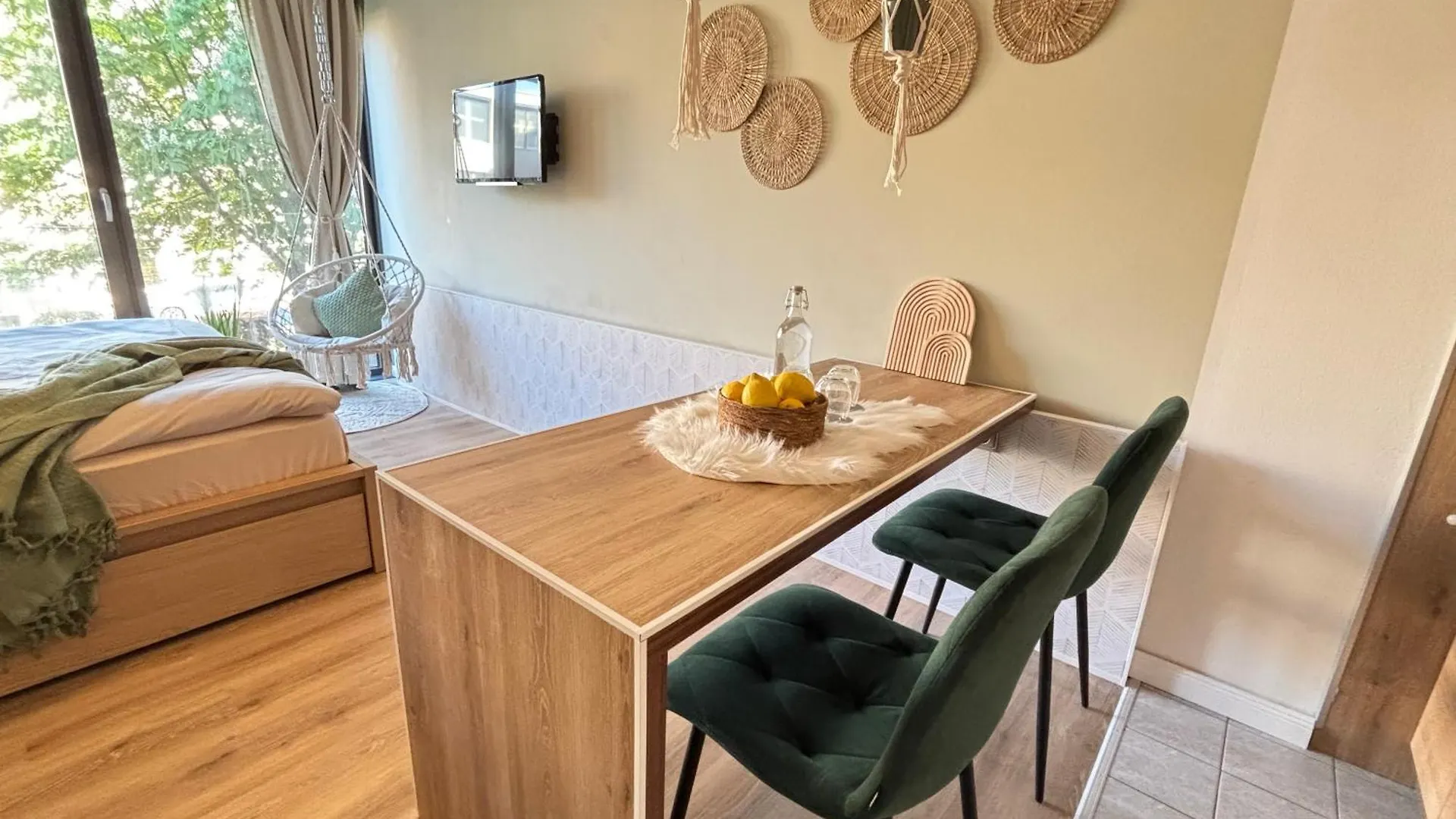 Bohemian Chic Sage Dreams - Munich Central Station Apartment